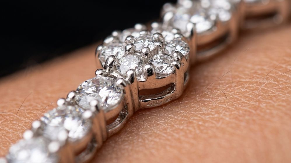 Tennis bracelet cluster macro