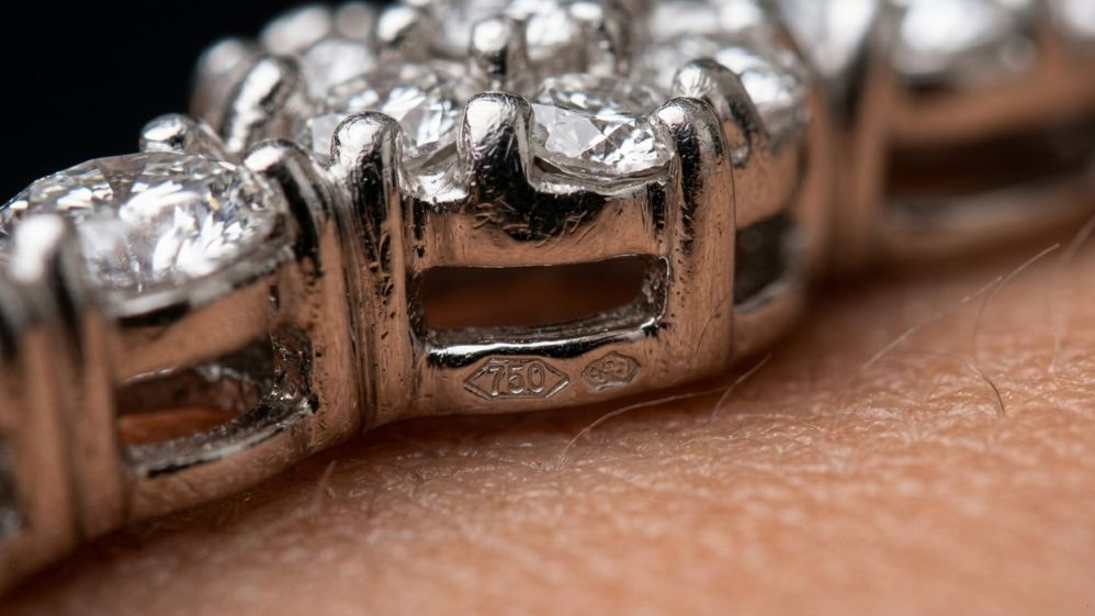 Bracelet setting and hallmark macro